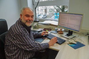  Prof. Dr.-Ing. Ulrich Teipel an seinem Arbeitsplatz an der Technische Hochschule Nürnberg • Prof. Dr.-Ing. Ulrich Teipel at his workplace at the Nuremberg University of Technology  