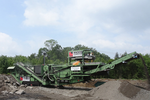  Auf der raupenmobilen GIPOKOMBI&nbsp;RC&nbsp;130&nbsp;FDR&nbsp;DA sind der leistungsstarke Prallbrecher vom Typ P&nbsp;130 und die große 2-Deck Siebmaschine auf einem gemeinsamen Maschinen-Grundrahmen montiert 