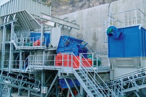  Prallbrecher im Einsatz in einem Schotterwerk • Impact crusher in use in a crushed stone plant 