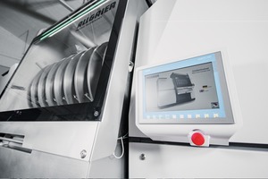  6 Intelligente Anlagensteuerung über das intuitiv bedienbare Touch­panel zum Abrufen und Ändern der aktuellen Maschinen- und ProzessparameterIntelligent plant control with the intuitively operated touch panel to call up and change the current machine and process parameters 