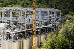  3 Bau der neuen Siebanlage über den 12 Silos • Installation of the new screen above the 12 silos 