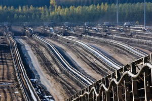  Bandsammelpunkt im Tagebau Hambach. Die hier verwendeten Bandanlagen mit einer Nennförderleistung von je 37 500 t/h gehören zu den größten der Welt und sind die Voraussetzung für die wirtschaftliche Gewinnung der Braunkohle in DeutschlandConveyor distribution point in Hambach lignite mine. These belt conveyors with a nominal capacity of 37 500 t/h each belong to the most powerful in the world and are a key factor for the profitable mining of lignite in Germany 