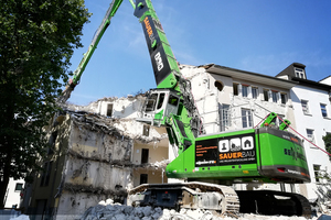  SENNEBOGEN is showcasing the company's demolition material handler flagship at bauma, the the 870 R-HDD 