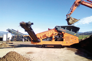  3 Rockster RSS410 2-deck scalping screen at the separation of topsoil 