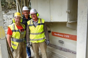  1 Michael Silvester von Metso (Mitte) mit Betriebsleiter Siegfried Militsch (rechts) und einem Mitarbeiter von Jakob Bauer Söhne neben dem neuen Nordberg C125 Vorbrecher • Michael Silvester from Metso (middle) with operations manager Siegfried Militsch (right) and a worker from Jakob Bauer Söhne besides the new Nordberg C125 primary crusher 