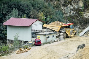  4 Aufgabe des Rohmaterials in der Vorbrecherstation • Feed of the raw material in the primary crusher station  