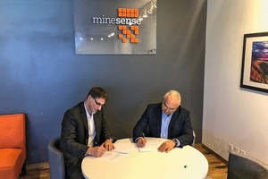  Roland Ehrl, Executive Vice President bei Siemens, und Jeff More, CEO bei MineSense, legen die Zusammenarbeit schriftlich fest • Roland Ehrl, Executive Vice President, Siemens, and Jeff More, CEO, MineSense record the cooperation in writing 