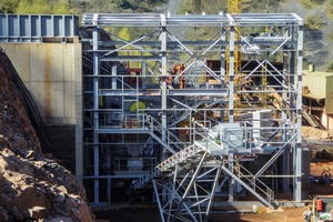  3 Die neue Vorbrechanlage wurde in klassischer, stabiler und wartungsfreundlicher Bauweise • The new precrushing unit was built in a classical, very stable and maintenance-friendly design 