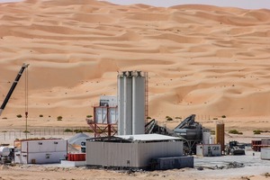  1 Betonwerk mit Siloentstaubungsfiltern Silotop Zero in der Rub al-Chali- Wüste von Abu-Dhabi • Concrete factory with silo dust collectors Silotop Zero in the Rub’ al Khali desert of Abu-Dhabi 