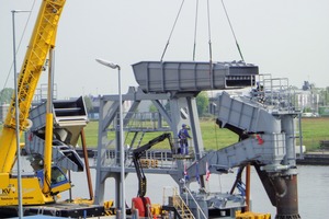  3 The screening deck is hoisted into place, a fast action due to the plug-and-play design enabling maintenance in the work shop or exchange within minutesDas Siebdeck wird hochgezogen, was dank des Plug-and-Play-Designs schnell vonstattengeht und die Wartung in der Werkstatt oder einen Austausch in Minutenschnelle ermöglicht 