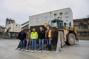  1 Betriebsleiter Stefan Pendinger (Zweiter von rechts) und sein Stellvertreter Karl-Heinz Zipperle (Mitte), Maschinist Ralf Bergert (Zweiter von links) mit Martin Wurst (rechts) und Wilfried Gries (links) von der Zeppelin Niederlassung Böblingen • Operations Manager Stefan Pendinger (second from right) and his deputy Karl-Heinz Zipperle (centre), machinist Ralf Bergert (second from left) with Martin Wurst (right) and Wilfried Gries (left) from Zeppelin’s Böblingen office 