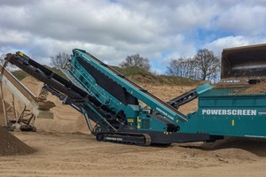  1 Kieswerk Tarbek: Absiebung bei 2 mm mit Powerscreen Chieftain 2200 und Telestack Haldenband • Tarbek gravel plant: screening at 2&nbsp;mm with Powerscreen Chieftain 2200 and Telestack stockpiling belt 