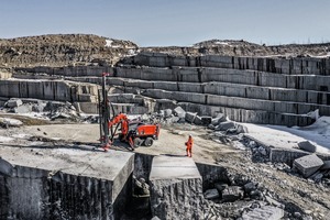  1 Commando DC300Ri im Steinbruch • Commando DC300Ri in a quarry 