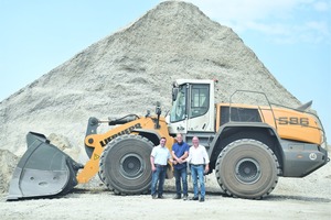  Die Fa. Dowideit Recycling GmbH baut auch in Zukunft auf Radlader von Liebherr. Im Bild, von links nach rechts, Marcus Morgner (Verkäufer der LBV-Berlin), Thomas Dowideit (GF der Fa. Dowideit) und Ulrich Klar (Niederlassungsleiter der LBV-Berlin) 