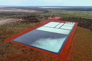  Das Beyondie SOP Projekt von Kalium Lakes: Die mehrere Sportfelder große Demo-Anlage im australischen "Outback" lieferte in den vergangenen Monaten Salzgemische, die dann in Sondershausen versuchsweise weiterverarbeitet wurden. Die eigentliche Anlage wird nun an gleicher Stelle, aber in einer Flächenausdehnung&nbsp; 20- bis 50-mal so groß,&nbsp; realisiert. Herzstück wird die große Produktionsanlage werden, die von dem dem deutschen Firmenkonsortium EBTEC (EBNER und K-UTEC) errichtet wird und wo verfahrenstechnisch aus den gewonnenen Salzgemischen hochwertiger Kaliumsulfatdünger hergestellt wird # The Kalium Lakes "Beyondie SOP Project": During recent months, the several athletics fields large demonstration plant in the Australian "Outback" has supplied salt mixtures which were then further-processed in trials conducted in Sondershausen. The commercial-scale plant is now to be constructed at the same location but on a site between twenty and fifty times as large. The central element will be the large production plant, which is to be constructed by the German EBTEC (EBNER and K-UTEC) consortium, and which will produce, using chemical-engineering processes, high-quality potassium sulphate fertilisers from the salt mixtures recovered 