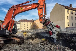  1 Die Zweizylinderscheren von Demarec beißen bei der Firma Ettengruber „auf Stahl“For the Ettengruber company, the two-cylinder concrete crusher by Demarec bites ‘on steel’  