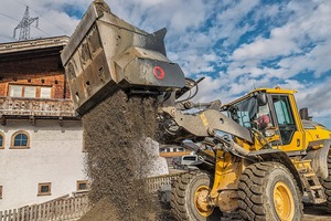  Die Siebschaufel SB von Skancraft eignet sich optimal, um Bauschutt auszusieben. Die getrennten Materialien lassen sich anschließend wiederverwenden. Der Separator ist auch zur Aufbereitung von Erdreich ausgelegt • The SB screening bucket from Skancraft is perfect for screening rubble. The separated materials can then be recycled. The separator is also suitable for processing soil 