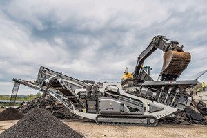  Der Asphalt-Shredder RSS 120-M von Ammann bereitet Asphalt ohne größere Qualitätsverluste auf # The RSS 120-M asphalt shredder from Amman processes asphalt without a significant loss of quality 