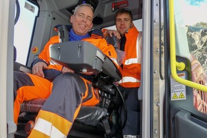  2 Fachgerechte Einschulung: Hinter Berge-Bohrist Andreas Soldan nimmt Ausbilder Pauli Lindholm seine Ausbilderrolle wahrProfessional training: Behind Klaus Berge operator Andreas Soldan, Sandvik’s instructor Pauli Lindholm takes on his role as a trainer 