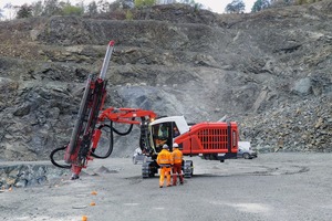  1 Einstiegsaufgabe des brandneuen Bohrgerätes ist es, ein 56-Loch-Bohrraster im Steinbruch Kupferberg abzubohrenThe first task of the brand-new drill rig is to drill a 56-hole drill grid in the Kupferberg quarry 