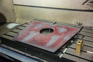  2 Auskleidungsplatte für ein Gehäuse aus dem hoch chromhaltigen Gusswerkstoff G-X&nbsp;300&nbsp;CrMo&nbsp;15&nbsp;3 • Lining plate for a housing made of the chromium-containing casting material G-X&nbsp;300&nbsp;CrMo&nbsp;15&nbsp;3 