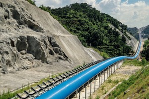  5 Der aktuell längste Gurtförderer Asiens ist mit 180 000 Rollen für 2 Förderbänder von 40 km Länge bestückt # The currently longest belt conveyor anywhere in Asia is equipped with 180,000 pulleys installed on two belt conveyors of 40&nbsp;km in length 