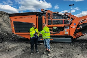  2 Rockster Schweden Partner Niklas Johansson übergibt Andreas Pettersson von Swerock Recycling dieSchlüssel für die neue R1000S • Rockster‘s sales partner Niklas Johansson hands over the keys of the new R1000S to Andreas Pettersson of Swerock Recycling 