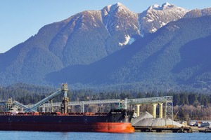  2 Continental Fördergurte transportieren im Hafen von Vancouver Kalisalz in die Container zur Verschiffung • Continental conveyor belts deliver potash directly to the vessels for shipping 