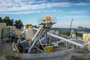  1 In Steinbrüchen sind zum Antrieb der Gurtbandförderer leistungsstarke Industriegetriebe gefragt, wie NORD DRIVESYSTEMS sie im Angebot hat • In quarries, powerful industrial gear units such as those from the NORD DRIVESYSTEMS range are required to drive belt conveyors 