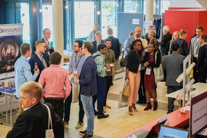  4 Rege Diskussionen in der Ausstellung während der Pause • Lively discussions at the exhibition during the break  