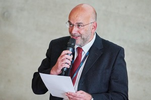  1 Prof. Bernd Lottermoser begrüßt die Tagungsteilnehmer • Prof. Bernd Lottermoser welcomes the conference attendees 