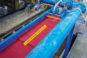  5 Mit Schlingenmatten belegte Rinne im Kieswerk Meißenheim zur Durchführung diverser TestsLaunder lined with looped mats at Meissenheim gravel plant to conduct diverse tests 