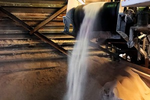  1 Benebelung eines Bandabwurfs: Die Düsen sind in der gepan­zerten, patentierten Sprühnebelleiste vor Steinschlägen optimal geschützt • Misting of a conveyor discharge: in the armored, patented spray bar, the nozzles are optimally protected against falling rocks  