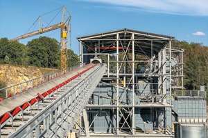  8 Materialzuführung in eine neu gebaute Sieb- und Siloanlage • Material feed to a newly built screening and silo facility 