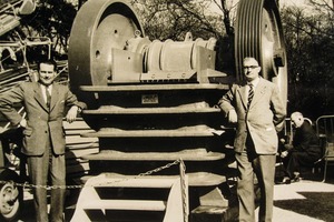  3 Mitarbeiter der Maschinenfabrik August Müller vor einem Steinbrecher in den 1960er Jahren Workers at Maschinenfabrik August Müller in front of a stone crusher in the 1960s 