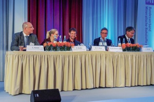  Workshop „Mehr Akzeptanz für die Rohstoffgewinnung“: Moderator Christian Haeser, BV MIRO, Berlin und Referenten Frau Hannah Kindler, Dr. Florian Weber, Eberhard Karls Universität Tübingen und RA Christian Strunk, Kanzlei Parchent Rechtsanwälte (von links, Workshop „Mehr Akzeptanz für die Rohstoff­gewin­nung“) Workshop on “More acceptance for mineral-resources extraction”: Chairperson Christian Haeser, BV MIRO, Berlin and speakers Hannah Kindler, Dr. Florian Weber, Eberhard Karls University of Tübingen, and Attorney Christian Strunk, of the Kanzlei Parchent Rechtsanwälte firm of attorneys (from left, workshop on “More acceptance for mineral-resources extraction”) 