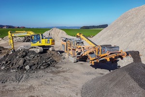  4 Asphalt-Recycling auf 0 – 32 mm in Mayrhofers 10 000 m² großen Aufbereitungsanlage in Neumarkt am WallerseeAsphalt Recycling to a final grain size of 0 – 32 mm at the 10 000 m² recycling area at Mayrhofer’s headquarters in Neumarkt 