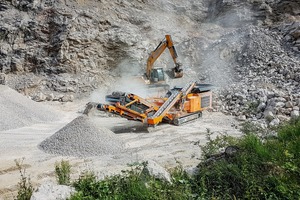  1 Rockster Prallbrecher R1100S im Kalksteinbruch bei Scharfling zur Aufbereitung von 0 – 45 mm Endkorn bei einem Ausgangsmaterial von bis zu 650 mm Kantenlänge • Rockster impactor R1100S in Mayrhofer’s limestone quarry in Salzburg, processing up to 650 mm stone to 0 – 45 mm final grain 