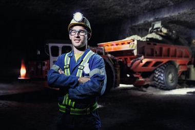  <div class="bildtext">6 Marvin Traub bedient im Heilbronner Salzbergwerk der Südwest­deutschen Salzwerke AG Continuous Miner und fährt gelegentlich auch Schubkastenfahrzeuge • Operator Marvin Traub runs continuous miners and occasionally drives trucks at Südwestdeutsche Salzwerke AG’s Heilbronn mine</div> 
