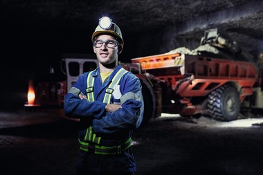  <div class="bildtext">6 Marvin Traub bedient im Heilbronner Salzbergwerk der Südwest­deutschen Salzwerke AG Continuous Miner und fährt gelegentlich auch Schubkastenfahrzeuge • Operator Marvin Traub runs con-<br />tinuous miners and occasionally drives trucks at Südwestdeutsche Salzwerke AG’s Heilbronn mine</div> 