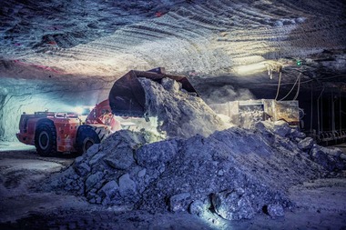  <div class="bildtext">4 Zum Ausgleich saisonaler Nachfragespitzen werden auch heute noch Bohr- und Sprengverfahren in einigen Teilen des Bergwerks verwendet. Hier transportiert ein Sandvik-Lader das Haufwerk zu einem Brecher • Heilbronn still utilizes drill and blast in some parts of the mine. Here, Sandvik loaders transport the blasted rock salt to the crusher</div> 