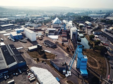  <div class="bildtext">1 Der blaue Förderturm der Schachtanlage Franken des Heilbronner Salzbergwerks ist von weit her sichtbar • The franken shaft's blue headframe rises high above the surface facility at Südwestdeutsche Salzwerke AG's Heilbronn salt mine</div> 