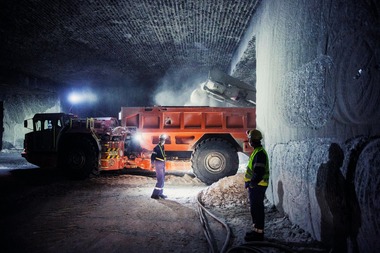  <div class="bildtext">4 Ein Sandvik MB770 befüllt einen Sandvik TH540 Muldenkipper, der dann die Fracht zum Förderband transportiert • A Sandvik MB770 loads a Sandvik th540 ejector truck, which hauls the salt to the feed conveyor</div> 