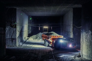  <div class="bildtext">5 Ein Sandvik TH540 Schubkastenfahrzeug beim Abladen von Salz auf das Förderband des Heilbronner Salzbergwerks • A Sandvik TH540 ejector truck prepares to dump salt onto Heilbronn’s feed conveyor</div> 