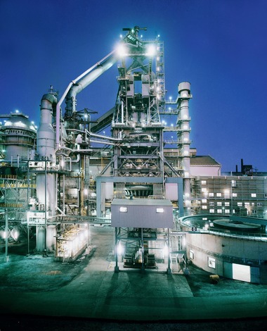 <div class="bildtext">2 Hochofen 5 der ROGESA • ROGESA‘s blast furnace 5</div>