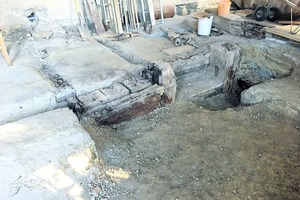  1 Ausgrabung des historischen Pochstuhls. Hier wird das neue Pochwerk errichtet Excavation of the historical stamping mill foundation. Here the new stamping mill is being set up 