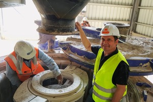  3 Hans Traut, Area Sales Manager bei BHS-Sonthofen, bei der jährlichen Inspektion der beiden RSMX auf dem Gelände von Stevin Rock • Hans Traut, Area Sales Manager at BHS-Sonthofen, during the annual inspection of the two RSMXs at the Stevin Rock facility 