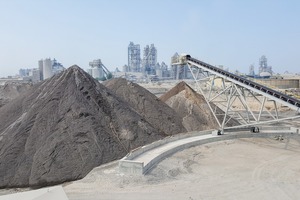  1 Weil Wüstensand die falsche Kornform hat, stellt Stevin Rock Sand für die ambitionierten Bauprojekte Dubais und Abu Dhabis künstlich her • Since natural sand has the wrong particle shape, Stevin Rock manufactures artificial sand for the ambitious construction projects taking place in Dubai and Abu Dhabi 