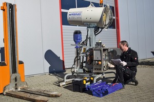  2 Service-Monteur bei der Wartung der Staubbindemaschine V7 • Service engineer maintaining dust suppression machine V7 