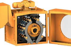  2 In der M Mining-Schleifringläufermotoren-Variante mit Kohlebürsten-Abhebevorrichtung wurde der Bürstenhubmechanismus und damit die Wartung vereinfacht • In the M Mining slip-ring motor version with liftable carbon brushes, the brush lifting mechanism has been simplified to make maintenance easier 